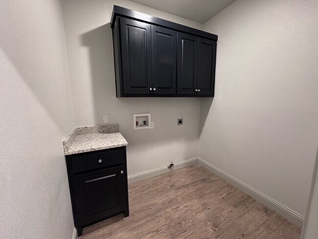 Building Photo - Stunning 4-Bed Home with Cozy Fireplace!