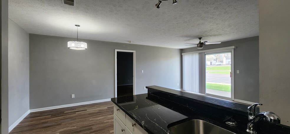 Building Photo - 8854 Eagleview Dr