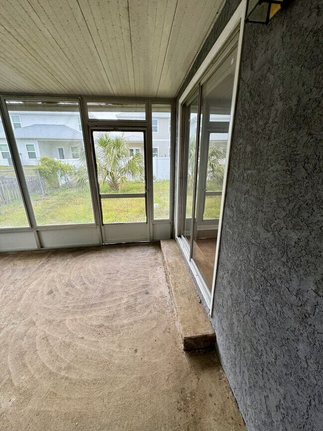 Building Photo - 3 bedroom home with large yard on the west end!