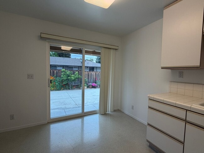 Building Photo - Campbell Charmer- 2 Bedroom 1 Bath Duplex with Garage