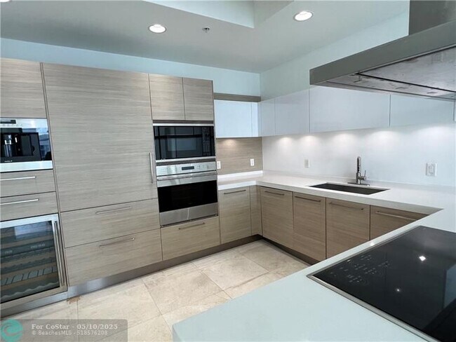 Building Photo - 17301 Biscayne Blvd
