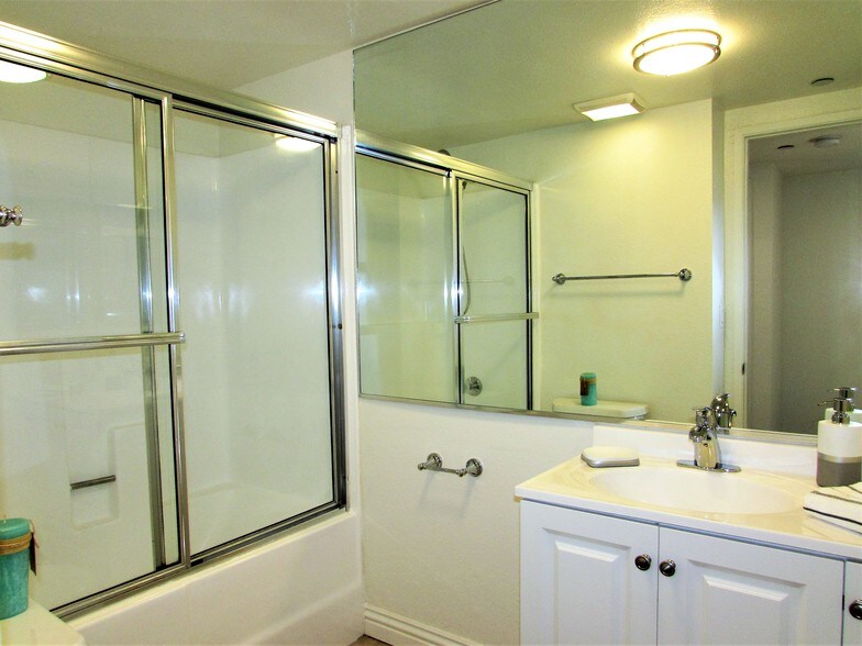 Building Photo - 557 W Stocker St