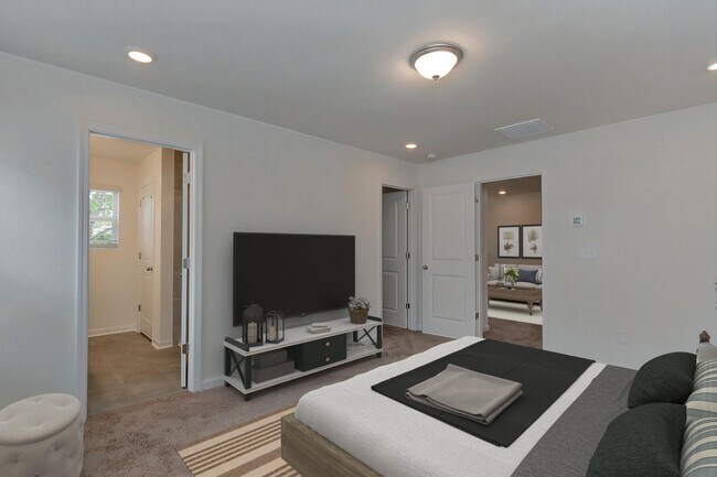 Building Photo - Like New Townhome in Beautiful North Charlotte Community!