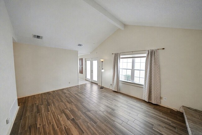 Building Photo - Charming 3-bed, 2-bath home in Universal C...