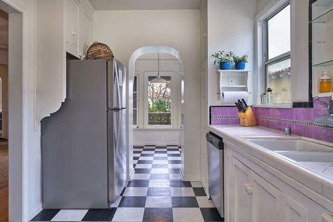 Building Photo - 1237 Hi Point St