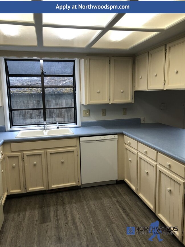 Building Photo - Nice 2 Story 3 Bedroomd 2 Bathrooms-Townhome