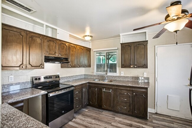 Building Photo - Nicely Updated 2 Bed, 1 Bath Single Story Home In Established Neighborhood