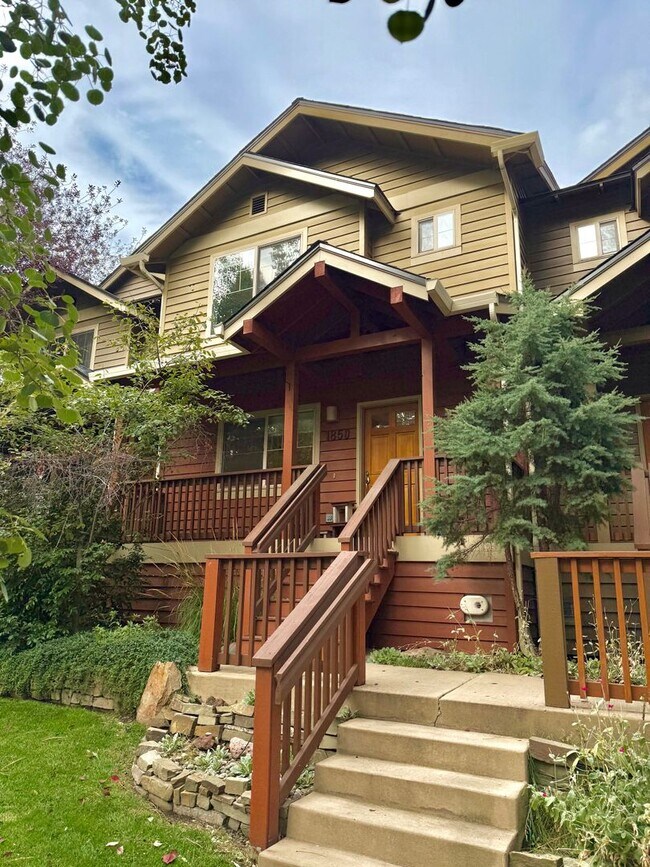 Building Photo - Beautiful 2 Bed/2.5 Bath Townhome on Bend's Westside - Shevlin Park Road