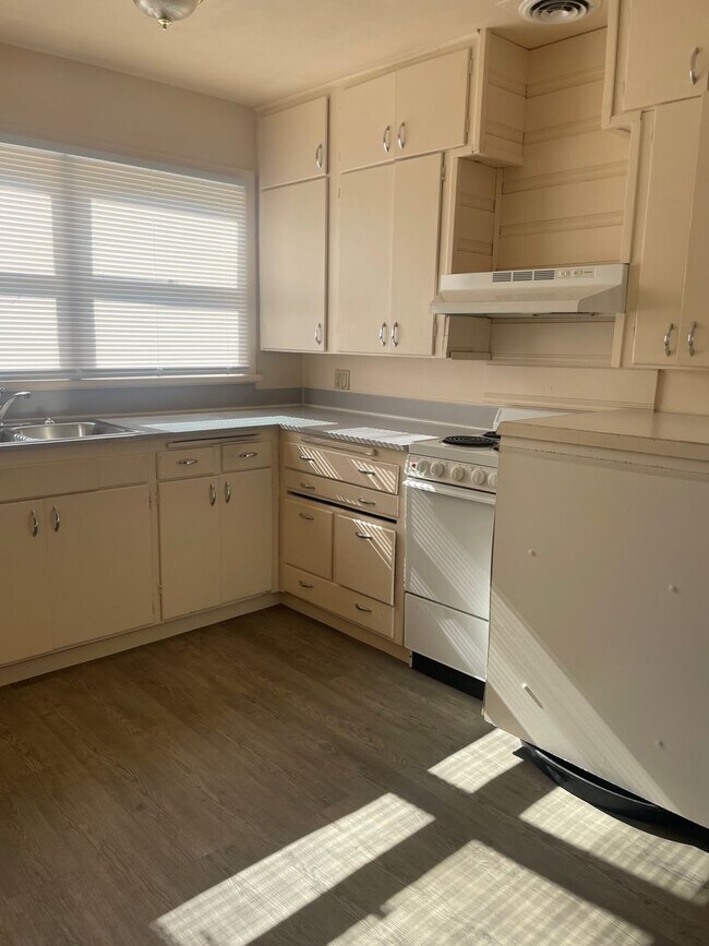 Building Photo - Now renting 3 bedroom House
