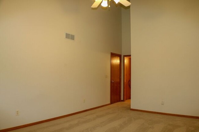 Building Photo - $2,050 | 4 Bedroom, 2 Bathroom Town Home |...