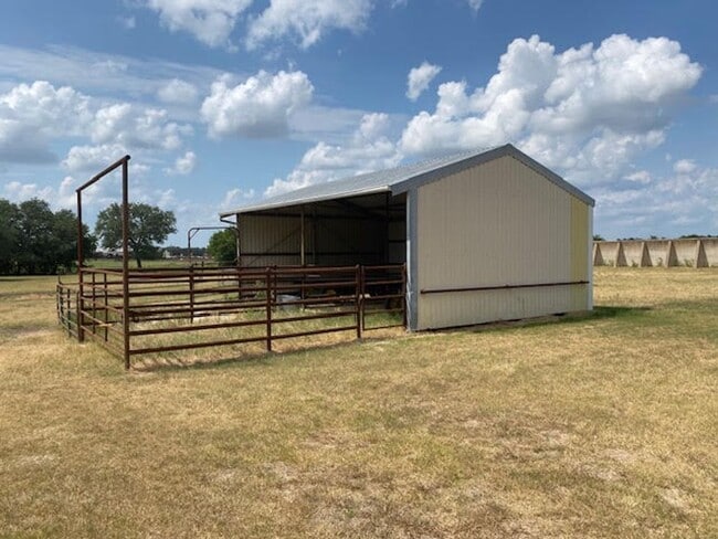Building Photo - Recently remodeled 1/1 in the country. Horse stall available.