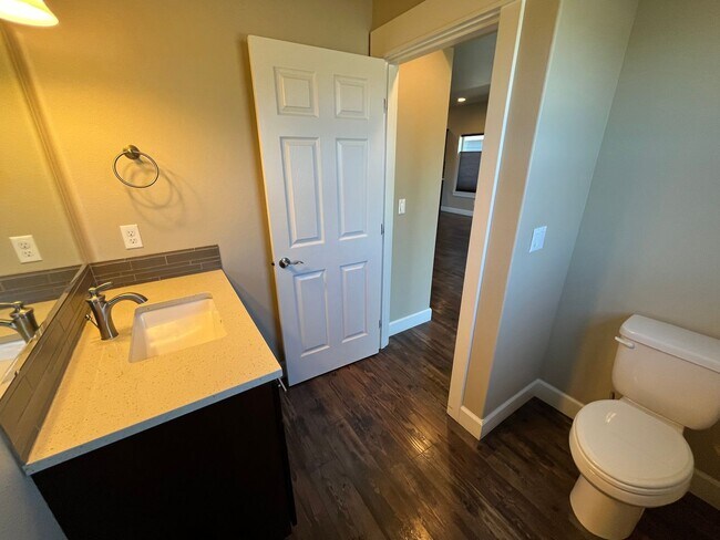 Building Photo - Spacious 3-Bed, 2.5 Bath Home with Community Pool in NE Bend