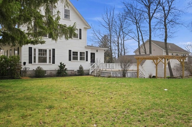 Building Photo - 198 Linden St