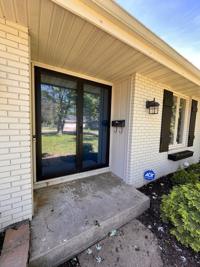 Building Photo - 3-Bed, 2-bath Luxury Southern Hills Designer Home!