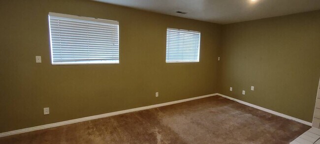 Building Photo - Great location Quaint Orem Home w 2 car garage!