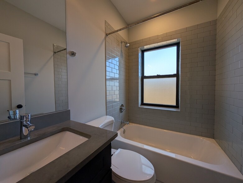 Building Photo - 2203 W Eastwood Ave