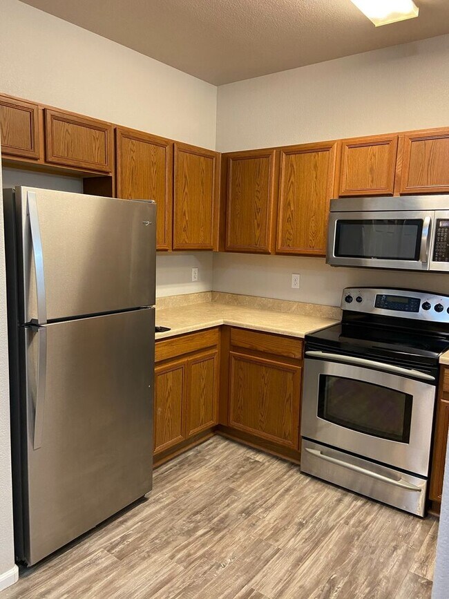 Building Photo - Newly Updated 3Bed/3Bath Townhome Near Ft Carson!