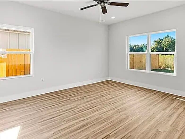 Building Photo - 5583 Clarity St