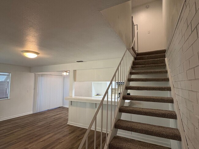 Building Photo - Townhouse condo Hillsdale Oaks