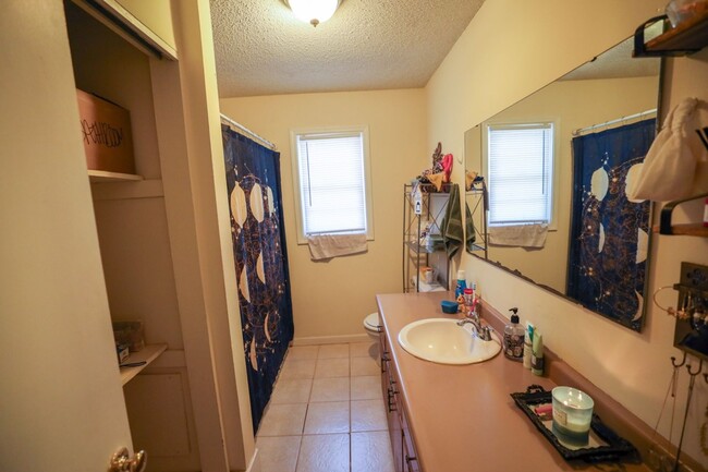 Building Photo - 2 Bedroom Apartment Close to Campus!
