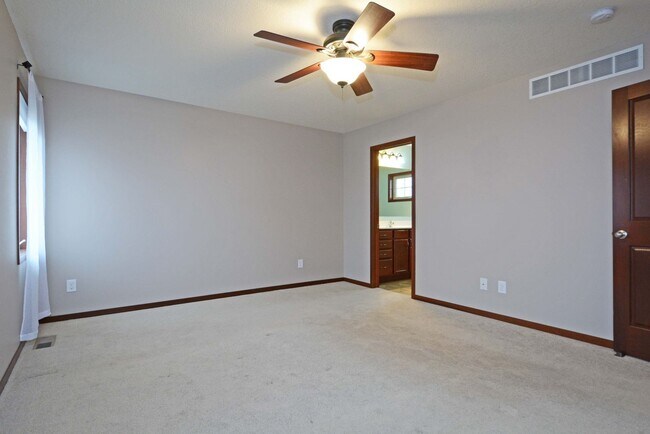 Building Photo - Spacious 4-Bed 4-Bath Home in Shakopee - Available Now!