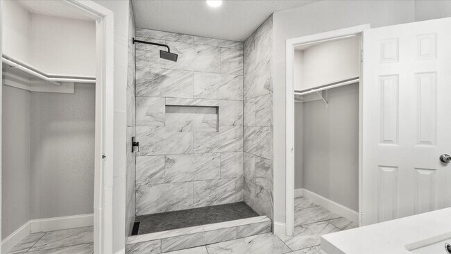 Building Photo - 10622 Highland Woods Dr