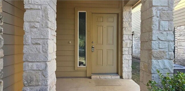 Building Photo - 2228 Nestlewood Dr