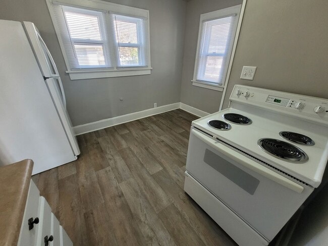 Building Photo - 2 Bedroom, 1 Bathroom home with hardwood!