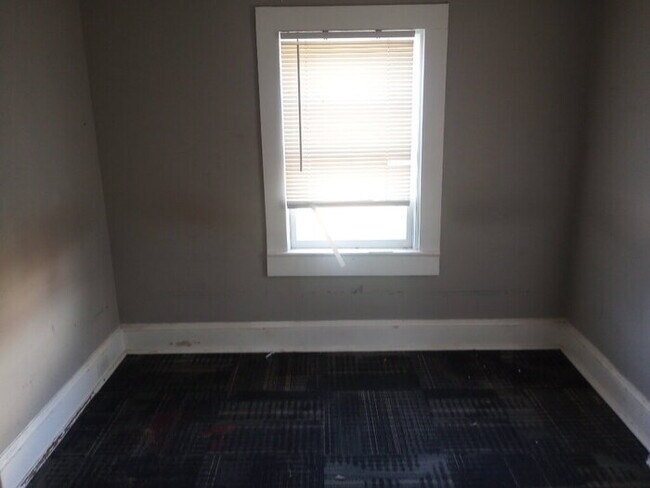 Building Photo - 18 Courtney St