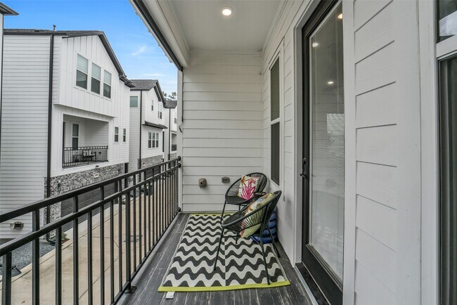 Building Photo - 718 W Donovan St