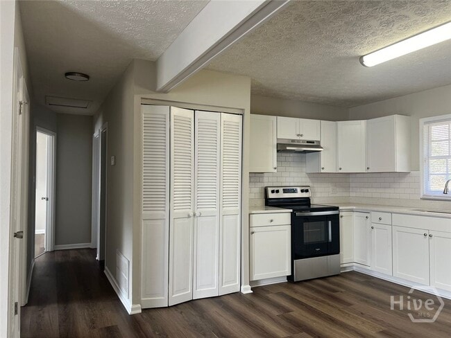 Building Photo - 1695 E Broad St