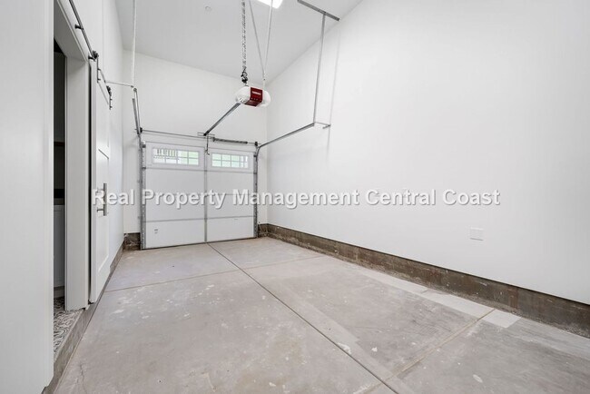 Building Photo - AVAILABLE JULY - Executive Townhome in Avi...