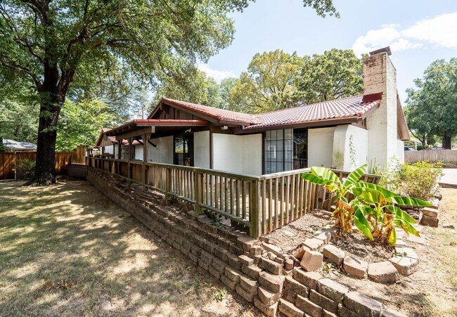 Building Photo - Clean and Spacious Duplex