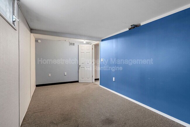Building Photo - 560 Falcon Dr