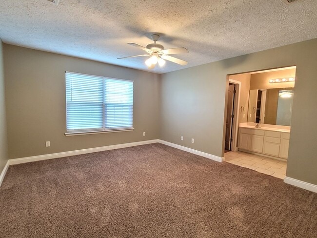 Building Photo - Cherokee Heights - 3 BR|2 BA w/ 2 Car Garage!