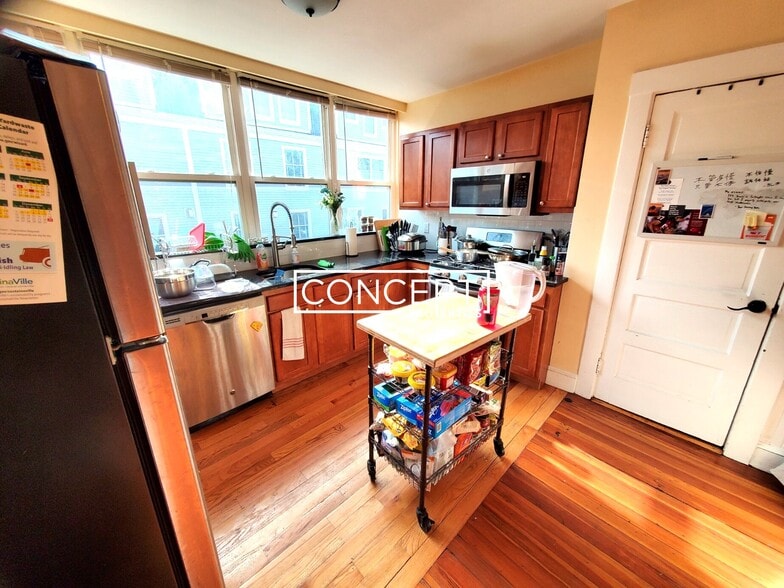 Building Photo - 332 Beacon St