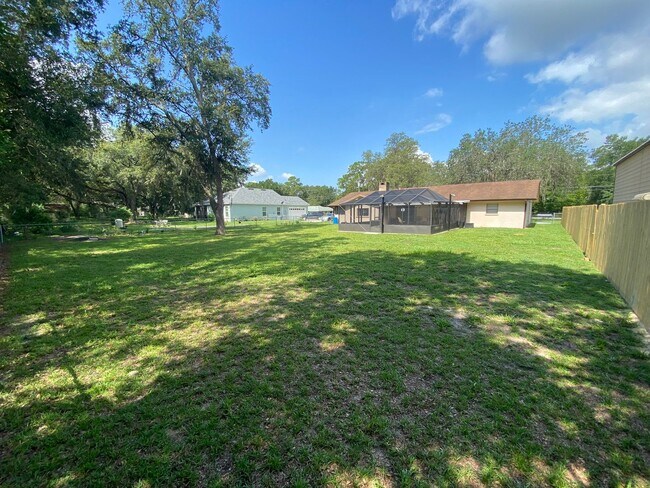 Building Photo - Family and pet friendly ANNUAL LEASE just ...