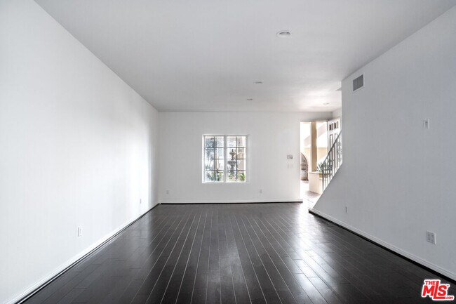 Building Photo - 851 N San Vicente Blvd