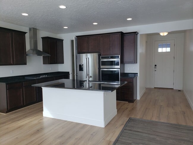 Building Photo - Trails and more at this Harvest Park Home in Mapleton!!