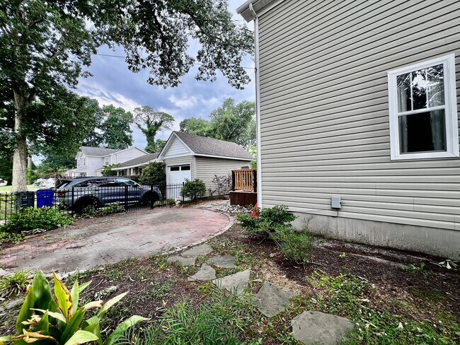 Building Photo - Gorgeous Home in the heart of Bayview Beach