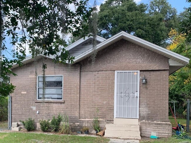 front - 1119 W 5th St