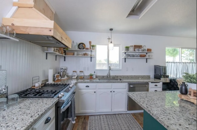 Building Photo - 1228 E Waterview St