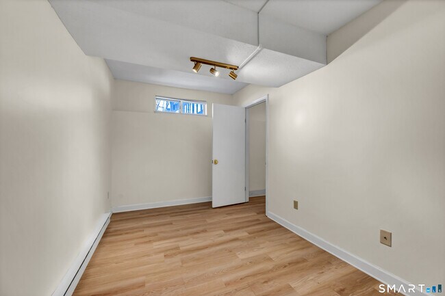 Building Photo - 925 Oronoke Rd