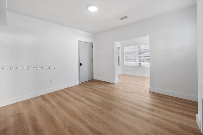 Building Photo - 403 SW 12th St