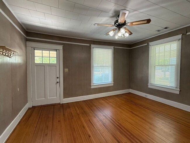 Building Photo - 3 Bedroom 1 Bath Home With Large Front Porch