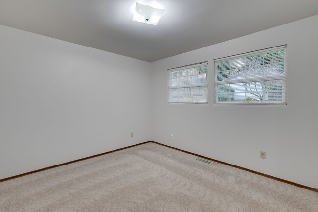 Building Photo - 3 Bedroom Rambler in Kirkland with Large Y...