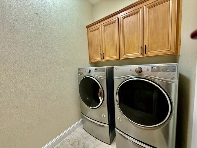 Building Photo - Beautiful home is available NOW
