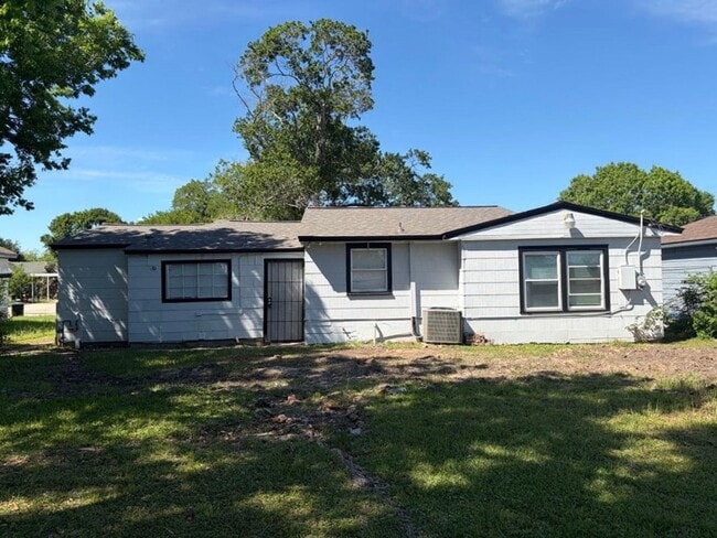 Building Photo - 5962 Belarbor St