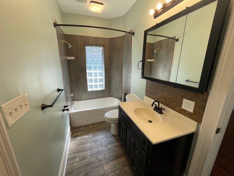 Building Photo - 324 E Center St