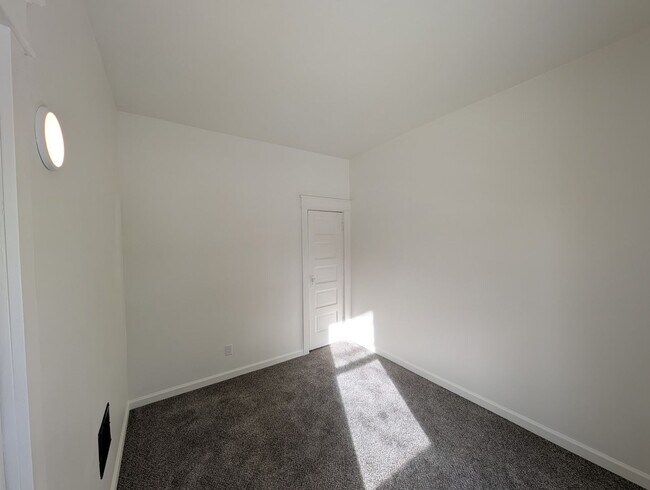 Building Photo - 502 E 2nd St